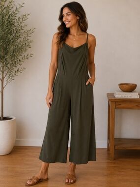 Old Navy Women’s Army Green Cropped Wide Leg Jumpsuit, size Medium